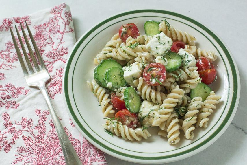 Low FODMAP Pasta Salad with Tomatoes, Cucumbers, Feta & Dill
